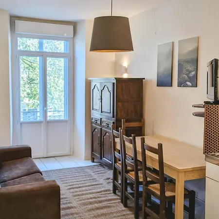 6 Pers Allee D Etigny